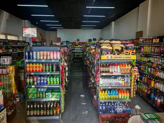 三堂营业超市出兑，面积100平有烟证，可上跃层，带楼下棋牌室100平，四台麻将机两个包间，皆有稳定玩