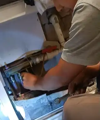 专业地热清洗 地热不热 按装大流量分水器 洗太阳能 热水器 打压 管线化冻 维修，木工、电工、水电改造、 弱电监控