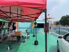 月亮湾店铺转让，空间大，适合做外卖，摆摊加工都可以。汉堡 炸鸡 外卖盖饭全套技术，所有设备齐全，现在