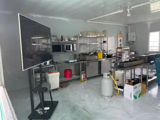 月亮湾店铺转让，空间大，适合做外卖，摆摊加工都可以。汉堡 炸鸡 外卖盖饭全套技术，所有设备齐全，现在