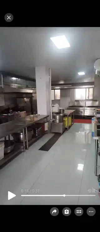 长兴岛经济区长岭路274-2号楼店铺转让，房屋面积楼上楼下240平左右，适合做饭店，民宿，楼下大厨房