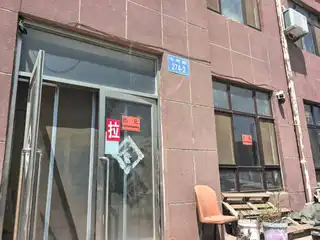长兴岛经济区长岭路274-2号楼店铺转让，房屋面积楼上楼下240平左右，适合做饭店，民宿，楼下大厨房