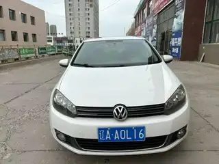 新到14年大众高尔夫，车况嘎嘎板，自动挡1.6排量搭载6AT变速箱，白车黑内完美搭配，检车保险都到2