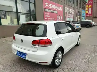 新到14年大众高尔夫，车况嘎嘎板，自动挡1.6排量搭载6AT变速箱，白车黑内完美搭配，检车保险都到2