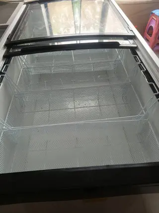 九成新 和新柜没有区别 一个锈点都没有 两米乘一米 半价出售 到家直接用 用的上的联系