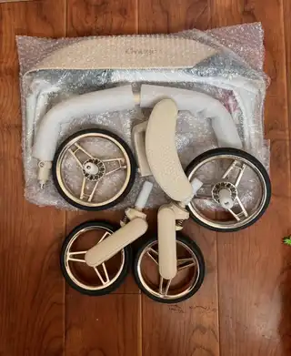 丸丫T6 香槟金PLUS婴儿推车，高景观设计，四轮避震，推起来很顺滑，可坐可躺，靠背三档调节，空间大