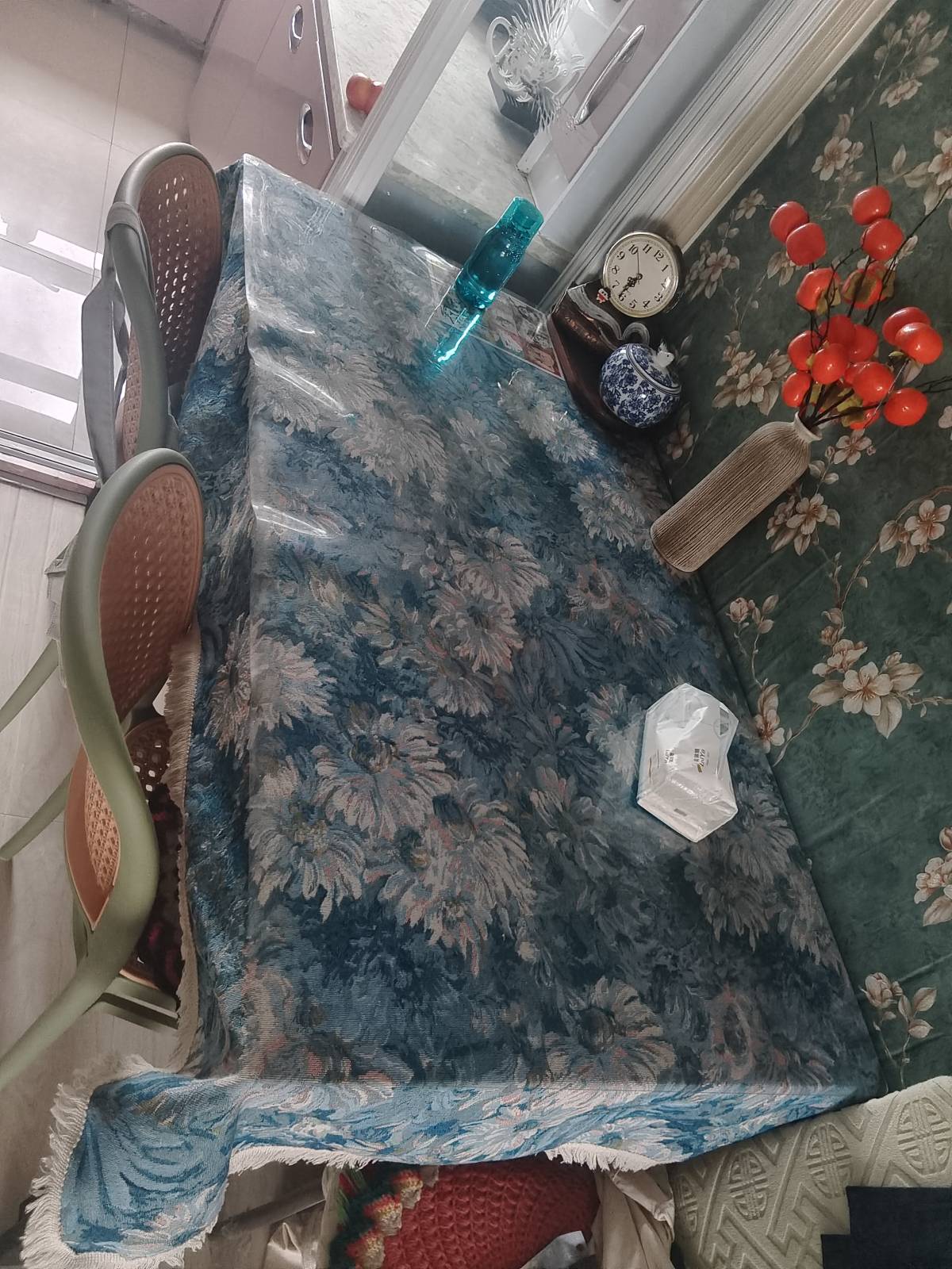 出售餐桌，尺寸:70*120，黑色钢化玻璃，特别厚实，耐用。九成新，100元不议价，带凳子150(凳