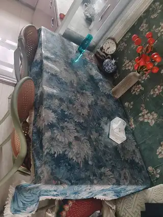 出售餐桌，尺寸:70*120，黑色钢化玻璃，特别厚实，耐用。九成新，100元不议价，带凳子150(凳