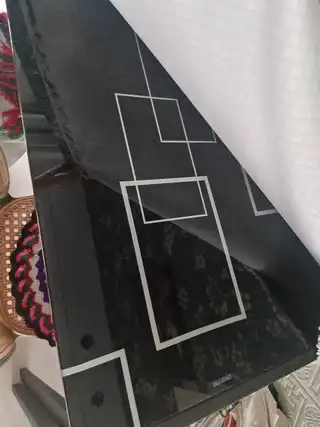出售餐桌，尺寸:70*120，黑色钢化玻璃，特别厚实，耐用。九成新，100元不议价，带凳子150(凳