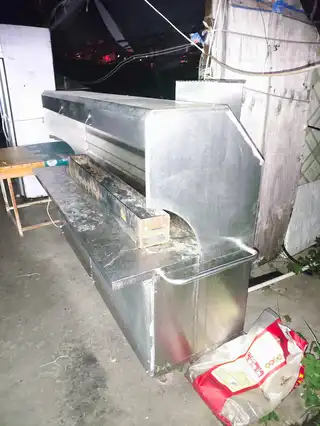 二手不锈钢烧烤净化车，2.4米，带净化器，功能正常，成色还可以，有点使用痕迹，适合烧烤店、夜市用。带