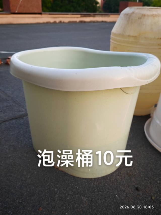 50升的塑料桶，30元1个50元两个，花盆儿花盆5块钱，锅5块钱一个