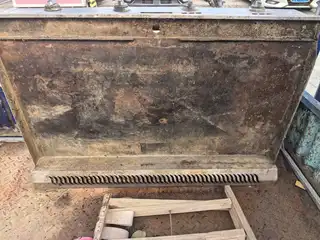 大铁板便宜出了，嘎嘎便宜，没用几回，一直放在外面了。相中直接联系我，价格好谈 地址：楼区