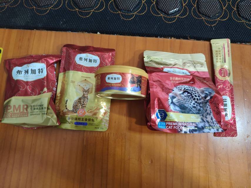 猫咪零食，都是新鲜日期，猫条1元/个，其他都5元/个