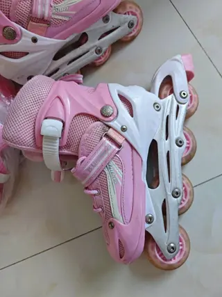 孩子用的轮滑鞋，大小可调全套护具，闲置出售