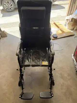 全新揽康牌轮椅，一次未使用，带包装纸箱 六档调节，能全躺，带餐桌和坐便 S级大头枕+加厚坐垫，透气舒