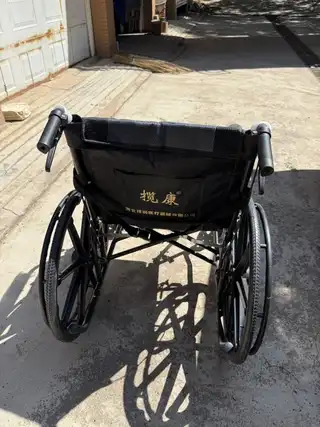 全新揽康牌轮椅，一次未使用，带包装纸箱 六档调节，能全躺，带餐桌和坐便 S级大头枕+加厚坐垫，透气舒