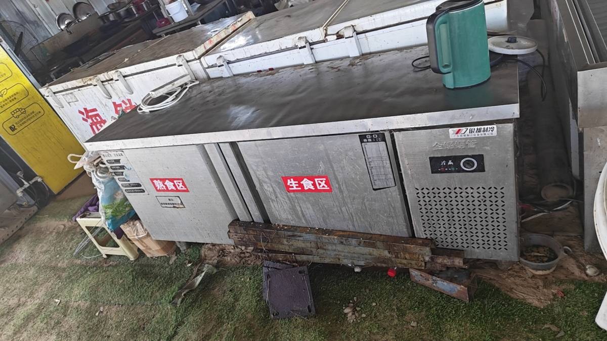 二手展柜冰柜，彩钢冷冻柜出售，价格便宜需要的跟我联系