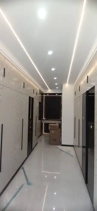木匠现场制作家具，衣柜，鞋柜，床，榻榻米，吊顶，等等……精密台锯裁板，板子不崩边，无钉眼，二合一连接