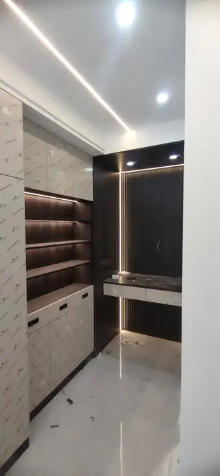木匠现场制作家具，衣柜，鞋柜，床，榻榻米，吊顶，等等……精密台锯裁板，板子不崩边，无钉眼，二合一连接