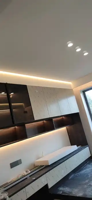 木匠现场制作家具，衣柜，鞋柜，床，榻榻米，吊顶，等等……精密台锯裁板，板子不崩边，无钉眼，二合一连接
