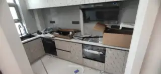 木匠现场制作家具，衣柜，鞋柜，床，榻榻米，吊顶，等等……精密台锯裁板，板子不崩边，无钉眼，二合一连接