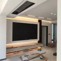 木匠现场制作家具，衣柜，鞋柜，床，榻榻米，吊顶，等等……精密台锯裁板，板子不崩边，无钉眼，二合一连接