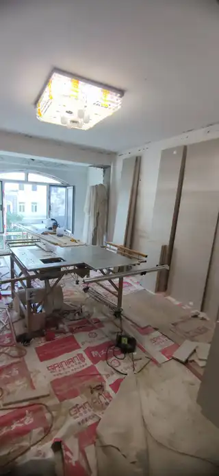木匠现场制作家具，衣柜，鞋柜，床，榻榻米，吊顶，等等……精密台锯裁板，板子不崩边，无钉眼，二合一连接