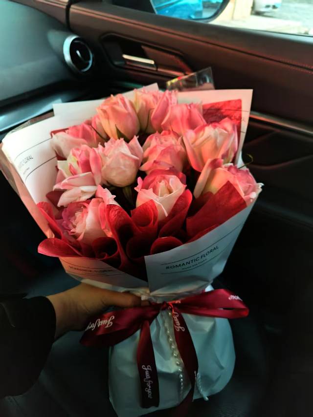 【静怡鲜花】主营：鲜花绿植、私人订制花礼、婚车布置、手捧花、开业花篮…… 地址：三堂市民广场对面静怡