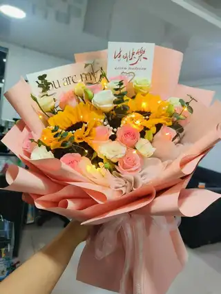 【静怡鲜花】主营：鲜花绿植、私人订制花礼、婚车布置、手捧花、开业花篮…… 地址：三堂市民广场对面静怡