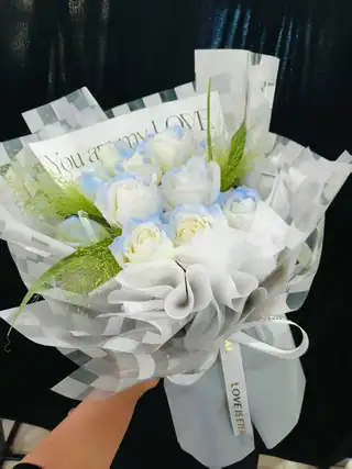 【静怡鲜花】主营：鲜花绿植、私人订制花礼、婚车布置、手捧花、开业花篮…… 地址：三堂市民广场对面静怡