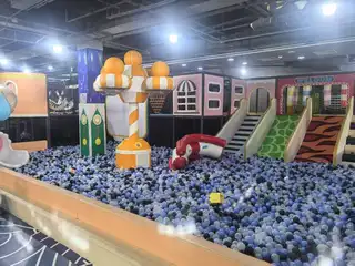 淘气堡儿童乐园转让: 位于三堂万融广场三层东侧，大商超市楼上，有稳定客源，2023年更换新设备500