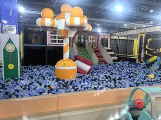 淘气堡儿童乐园转让: 位于三堂万融广场三层东侧，大商超市楼上，有稳定客源，2023年更换新设备500