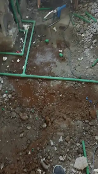 房屋装修，力工砸墙，水电改造，水电维修，瓦匠贴砖，木匠装修，衣柜，橱柜，鞋柜，吊顶，大白油工，大白维
