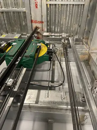 招电梯安装学徒工，中工，大工，工作地点大连周边，，有意者电话联系 工资180～350/天 包吃住，上