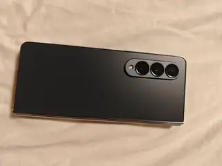 出自己用的fold4 用的很珍惜 只是摔了一下屏幕下方有线 轴展开有点轻微顿挫一下 但是不影响使用