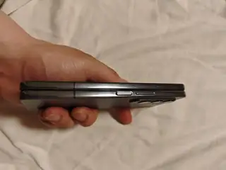 出自己用的fold4 用的很珍惜 只是摔了一下屏幕下方有线 轴展开有点轻微顿挫一下 但是不影响使用