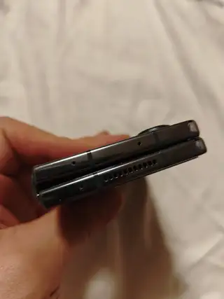 出自己用的fold4 用的很珍惜 只是摔了一下屏幕下方有线 轴展开有点轻微顿挫一下 但是不影响使用