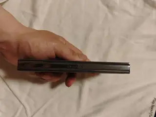 出自己用的fold4 用的很珍惜 只是摔了一下屏幕下方有线 轴展开有点轻微顿挫一下 但是不影响使用