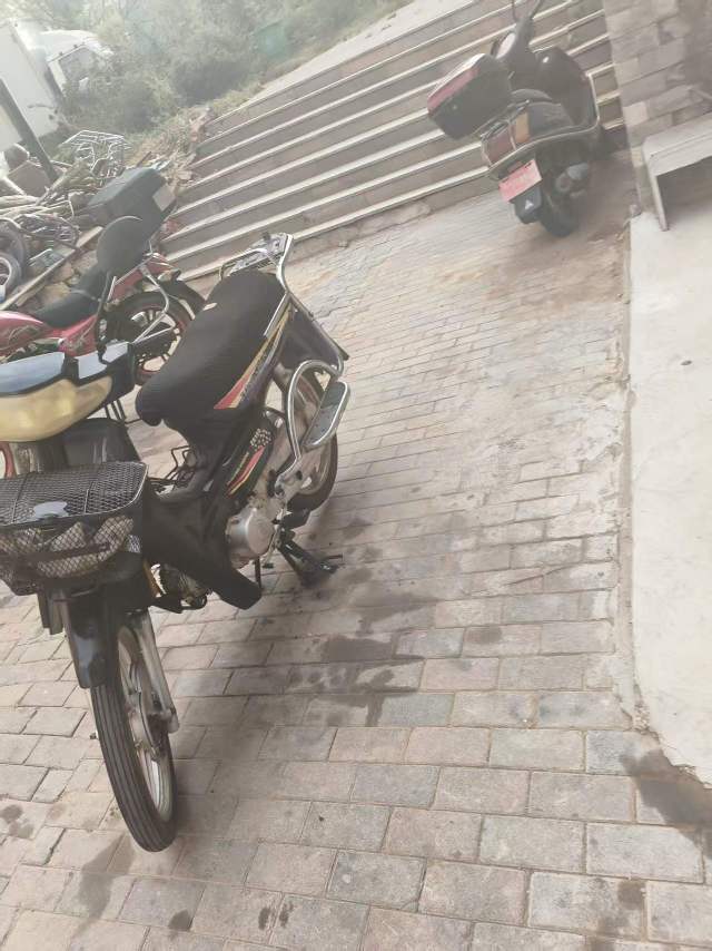 卖宗申弯梁摩托车，一切都好用，有旧车可兑换，全都没动，价格700元。有意者联系电话