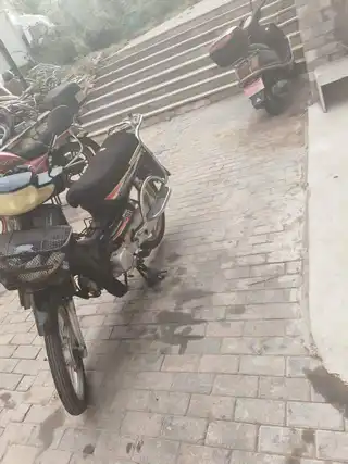卖宗申弯梁摩托车，一切都好用，有旧车可兑换，全都没动，价格700元。有意者联系电话