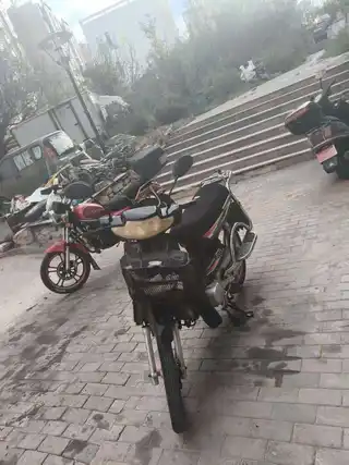 卖宗申弯梁摩托车，一切都好用，有旧车可兑换，全都没动，价格700元。有意者联系电话