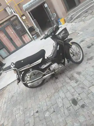 卖宗申弯梁摩托车，一切都好用，有旧车可兑换，全都没动，价格700元。有意者联系电话