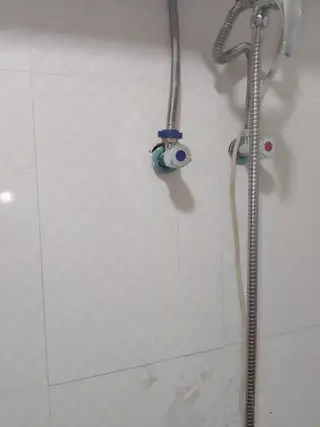 专业维修门窗透风，大风天吹哨有声，精准测漏维修各种水电问题，疏通下水，安装灯具洁具，定做各种钢网纱窗