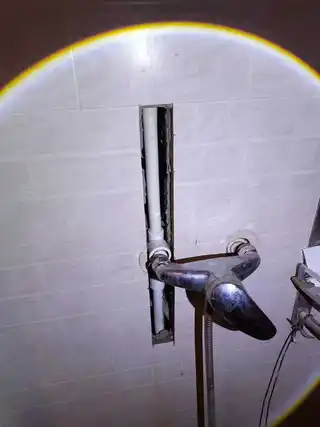 专业维修门窗透风，大风天吹哨有声，精准测漏维修各种水电问题，疏通下水，安装灯具洁具，定做各种钢网纱窗