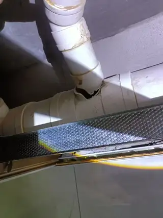 专业维修门窗透风，大风天吹哨有声，精准测漏维修各种水电问题，疏通下水，安装灯具洁具，定做各种钢网纱窗