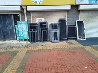 专业维修门窗透风，大风天吹哨有声，精准测漏维修各种水电问题，疏通下水，安装灯具洁具，定做各种钢网纱窗