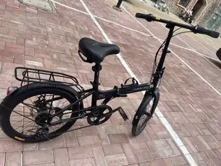 二手闲置折叠自行车，五月份购买，700购入，骑了几次后一直闲置，不超五次，可以说是99新，无锈点，携