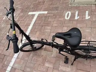 二手闲置折叠自行车，五月份购买，700购入，骑了几次后一直闲置，不超五次，可以说是99新，无锈点，携