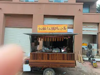 出售小吃车，三轮车5月份新换的电瓶 额外还带2块大电池连接灯带 灯箱，还有5把高脚椅。可小议