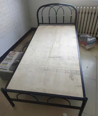 铁架床，一共两张，单买50元，两张都要共计80元，铁架可拆卸，床板宽1米，长2米，楼区新港假日五楼自